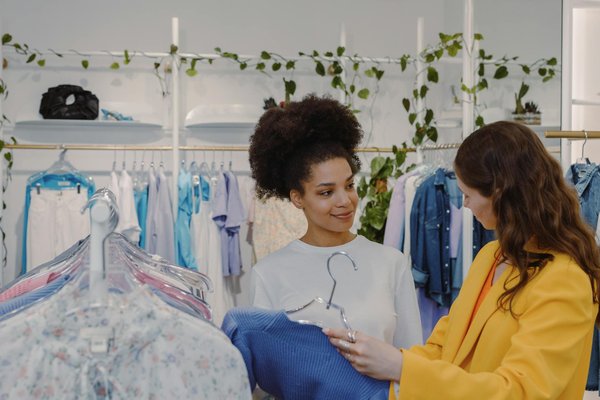 Les spartiates montantes femme : le must de l'été 2025