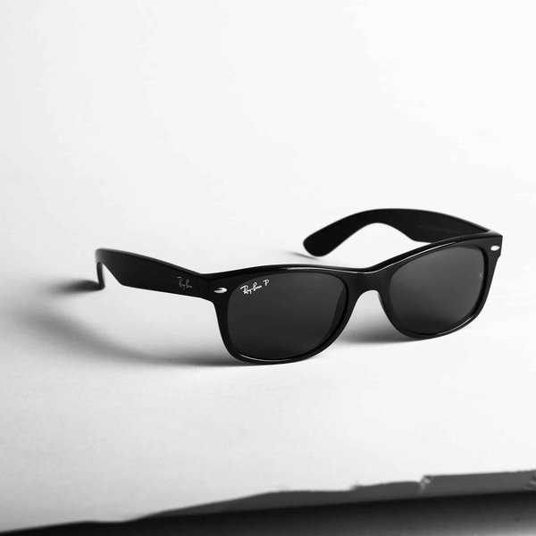 Comment choisir des lunettes de soleil qui complètent une tenue de printemps pour une femme ?
