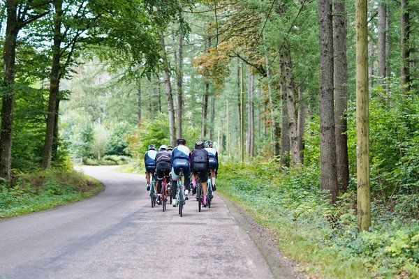 Comment les femmes peuvent-elles prévenir les blessures en pratiquant le cyclisme intensif?