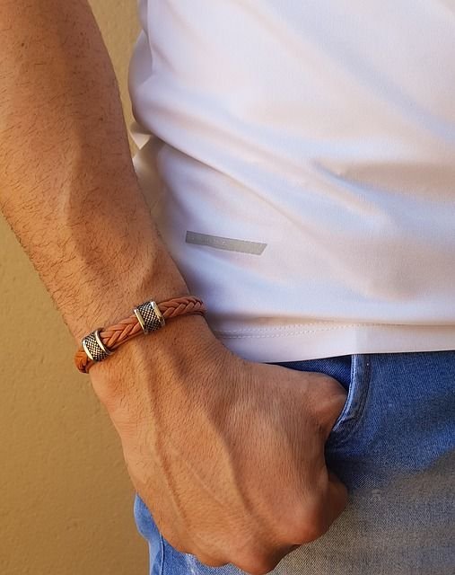 Bijoux homme : découvrez les pièces qui subliment votre look